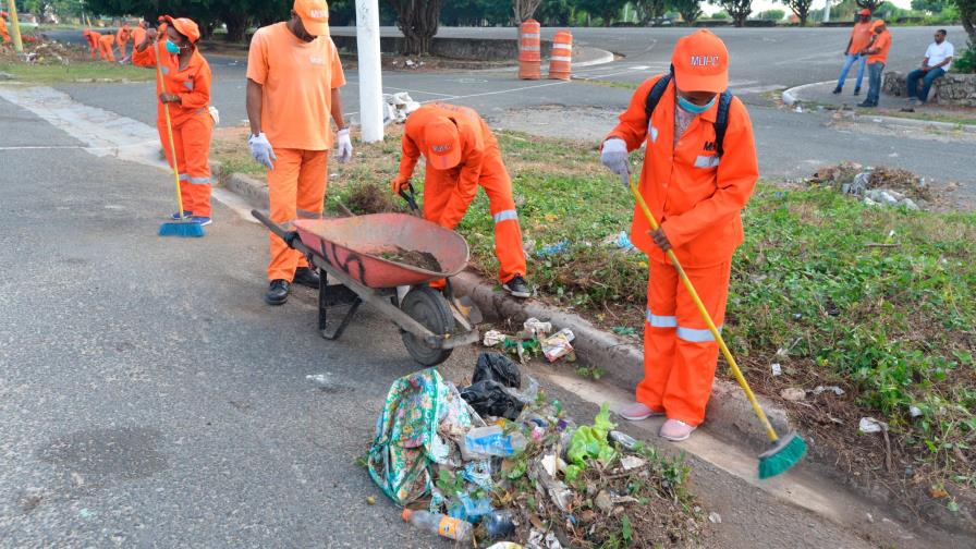 Obras Públicas limpia área  Faro a Colón
