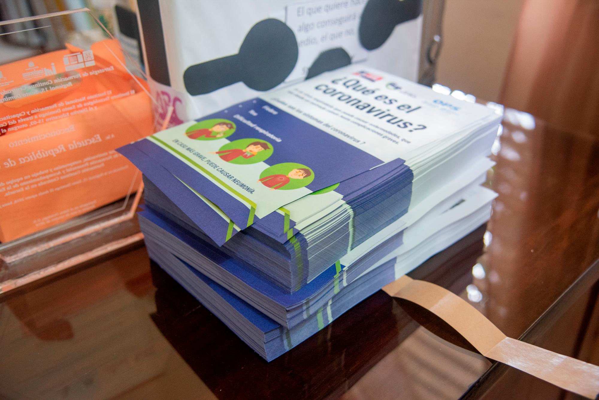 Brochures de orientación sobre el coronavirus fueron distribuidos a los estudiantes