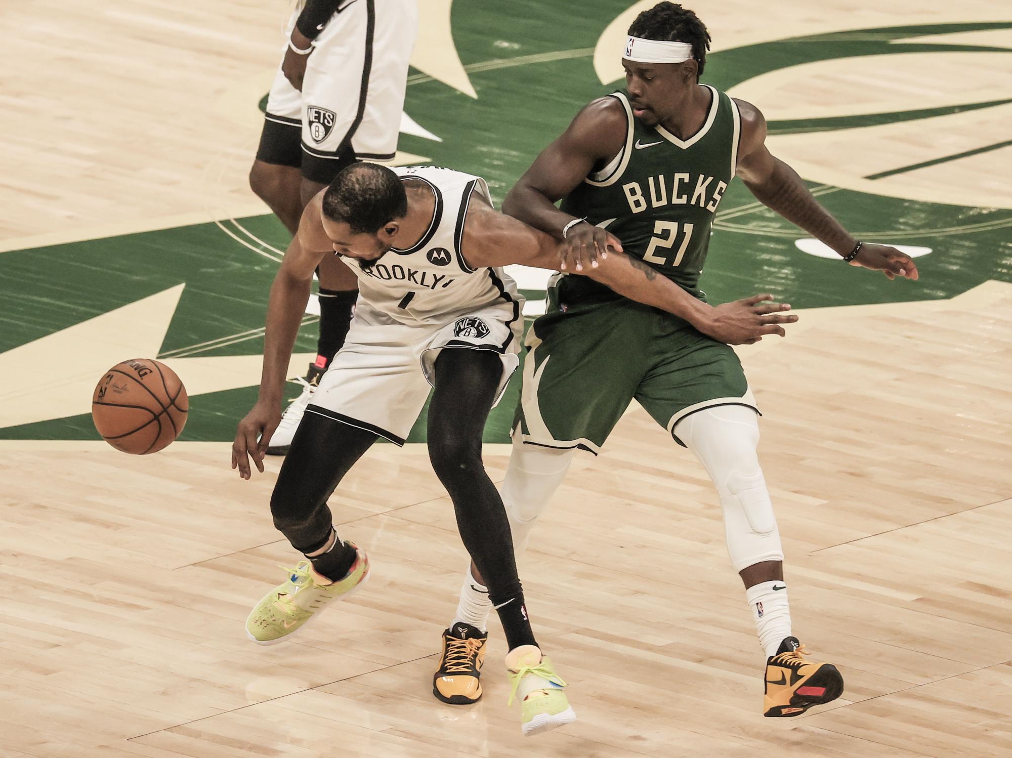 Kevin Durant (izquierda) de los Nets, pelea el balon con Jrue Holiday de los Bucks en la jornada de la NBA del 2 de mayor que enfrentó a ambos equipos. Durant logró 42 puntos, pero no fueron suficientes para la victoria de su equipo. (Tannen Maury)