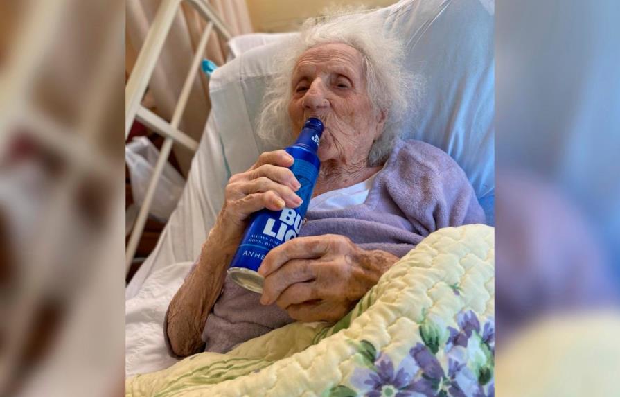 Mujer de 103 años vence al coronavirus y pide una cerveza