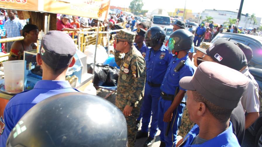 Cabildo de Santo Domingo Norte vuelve a desalojar buhoneros de estación del metro