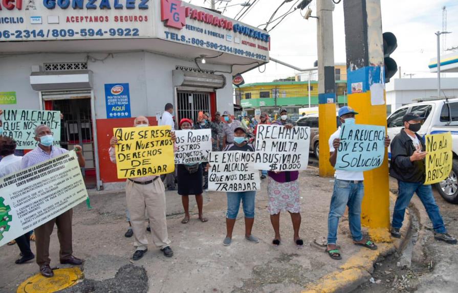 Buhoneros de “La Bomba de Los Mina” piden a la alcaldía reubicarlos aun sea por el mes de diciembre