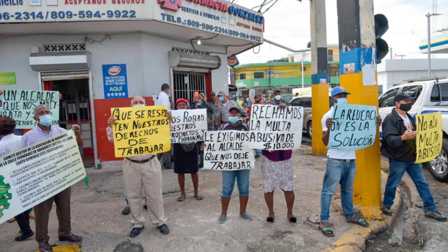 Buhoneros de “La Bomba de Los Mina” piden a la alcaldía reubicarlos aun sea por el mes de diciembre