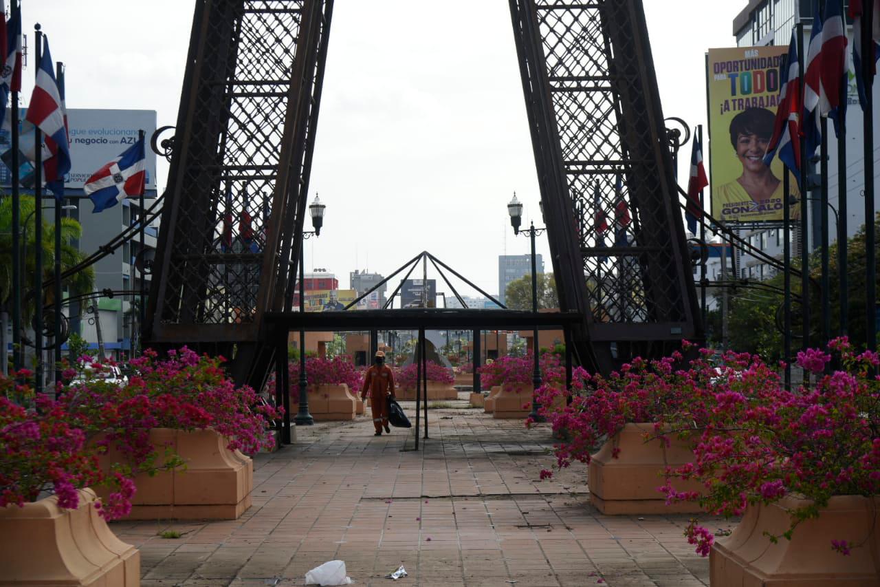 La plaza luce abandonada