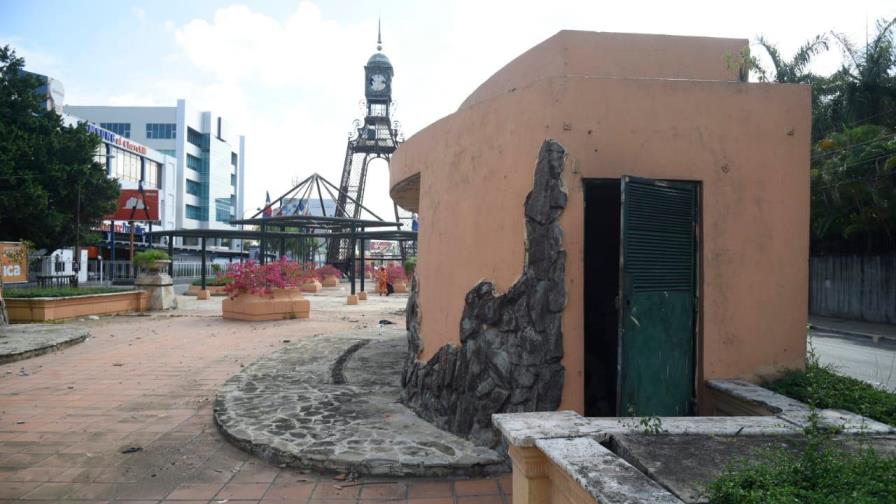 Obras Públicas y la Alcaldía limpian el boulevard de la avenida 27 de Febrero