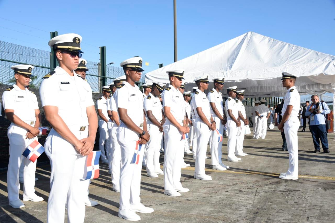 Miembros de las fuerza navales dominicanas le dan la bienvenida buque escuela Juan Sebastián Elcano.