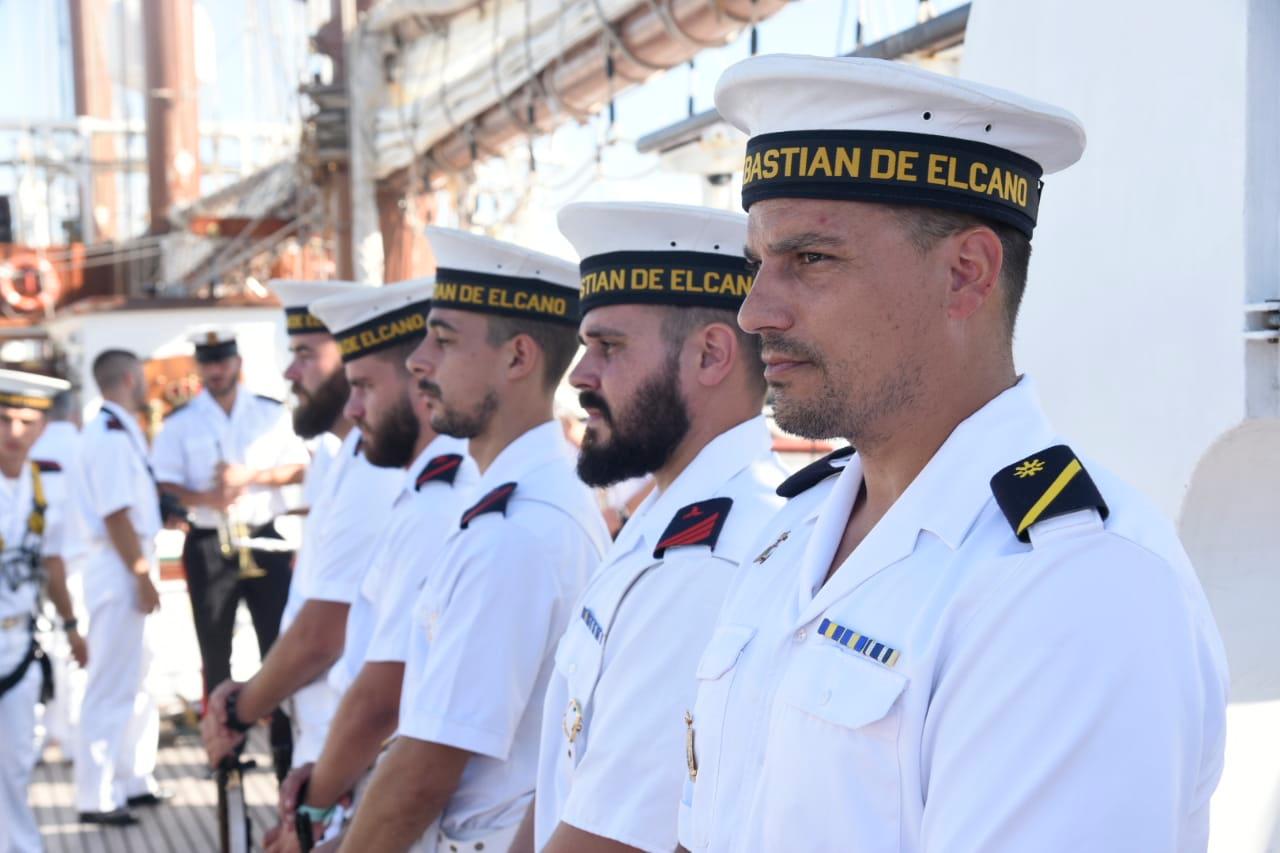 Miembro de la tripulación del buque escuela Juan Sebastián Elcano.