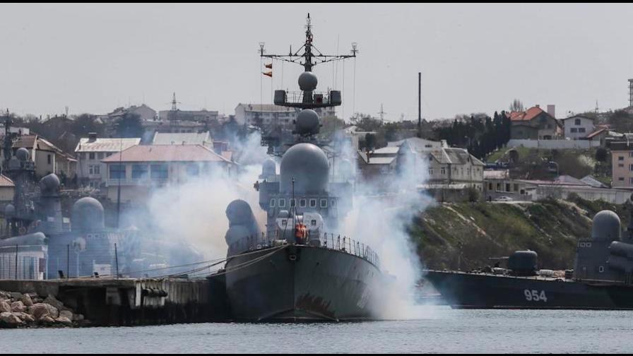 Ucrania dice haber golpeado otro buque de guerra ruso en el mar Negro