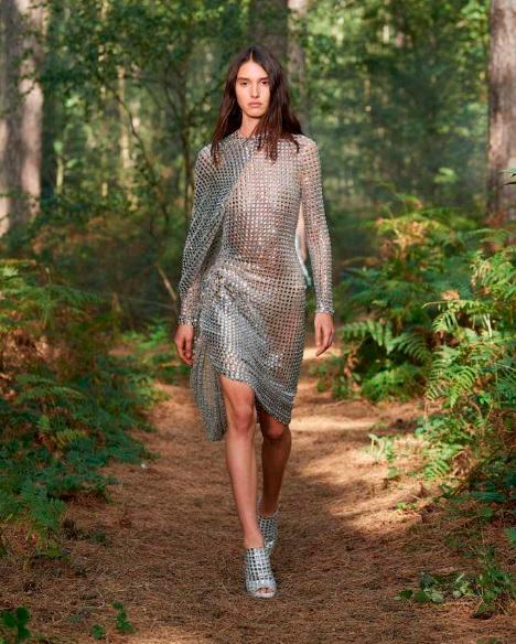Burberry abre London Fashion Week con el lado más romántico de la naturaleza