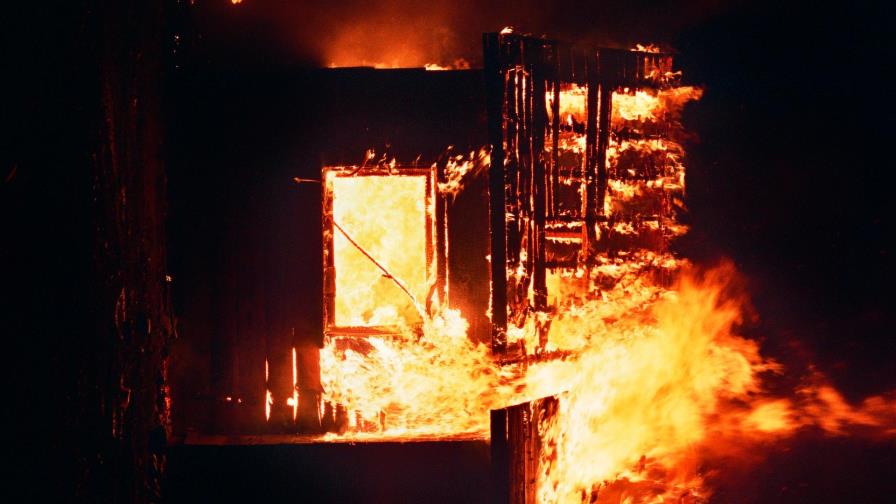 Niño salva a su hermana de morir en un incendio