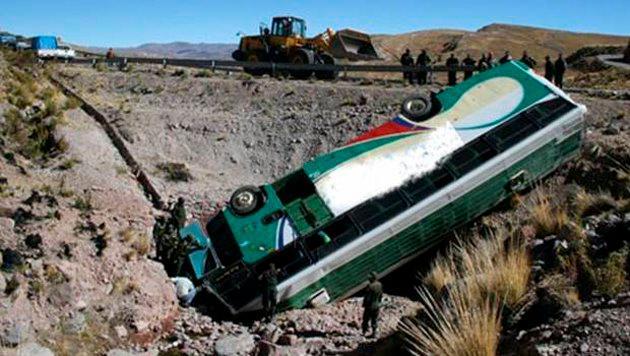 Al menos cuatro muertos y 30 heridos al despeñarse un autobús en Bolivia