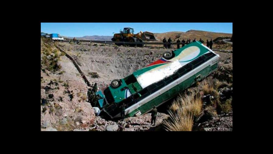 Al menos cuatro muertos y 30 heridos al despeñarse un autobús en Bolivia
