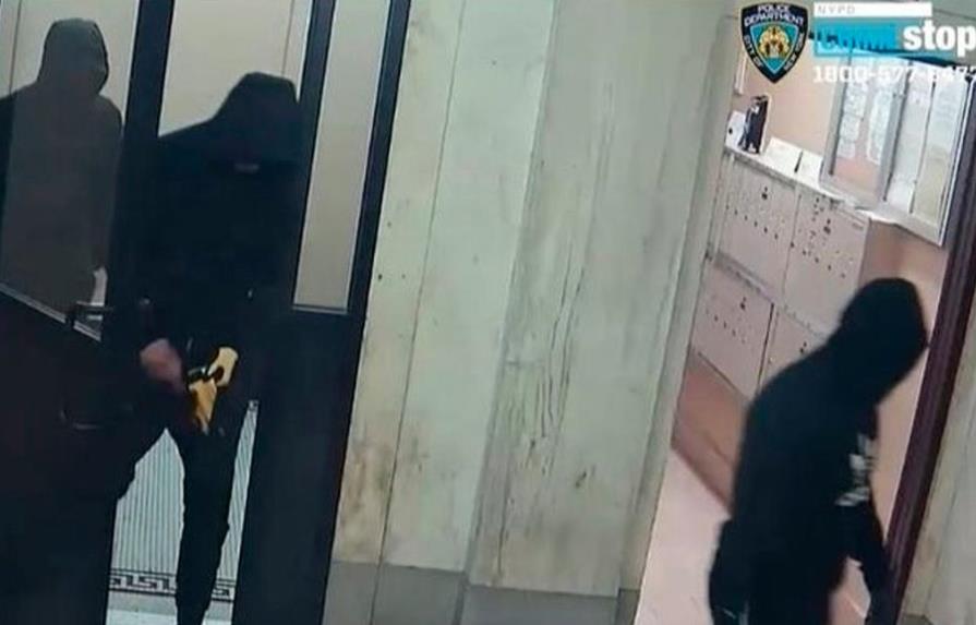 Hombres se hacen pasar por policías para asaltar dominicanas en apartamento en Manhattan
