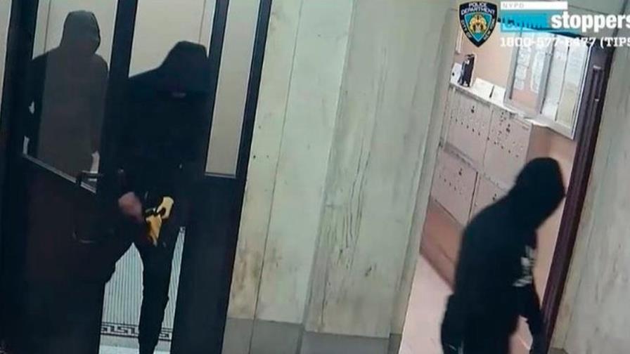 Hombres se hacen pasar por policías para asaltar dominicanas en apartamento en Manhattan