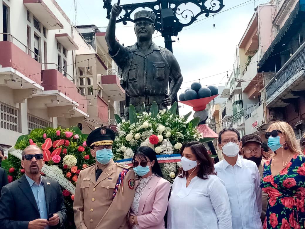 Ofrenda floral en el busto de Francisco Alberto Caamaño Deñó en la calle El Conde con Palo Hincado. 