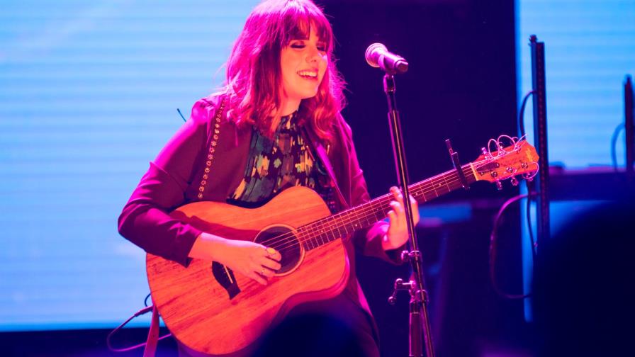 Covi Quintana cantó, bailó y tocó por dos horas sin pausa y sin perder la magia