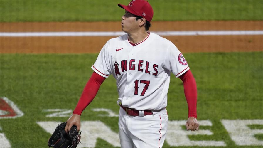 Ohtani deleita con el brazo y el bate