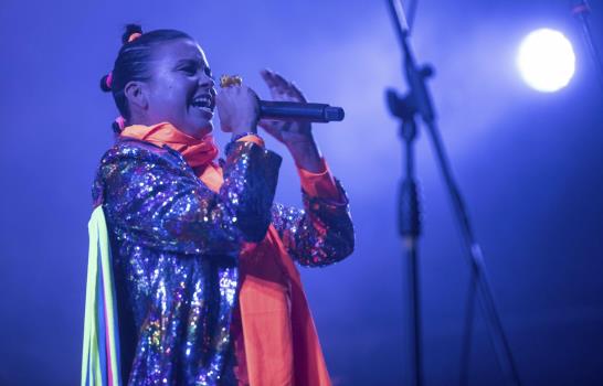 Bomba Estéreo humaniza la máquina en “Deja”