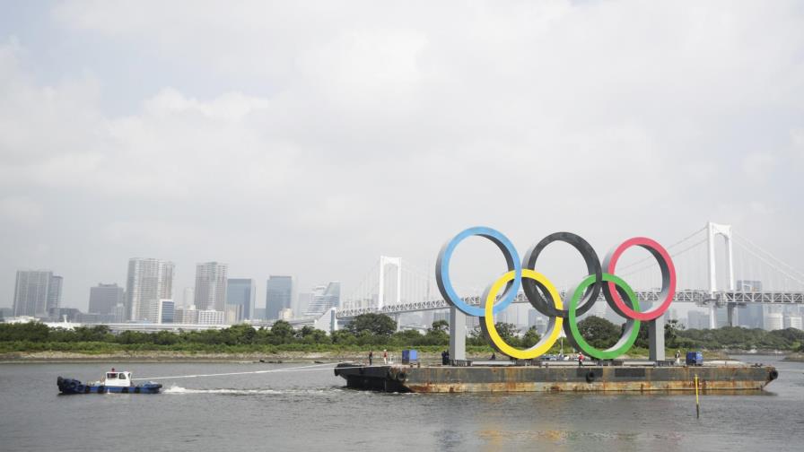 Retiran los anillos olímpicos de la Bahía de Tokio Retiran los anillos olímpicos de la Bahía de Tokio
