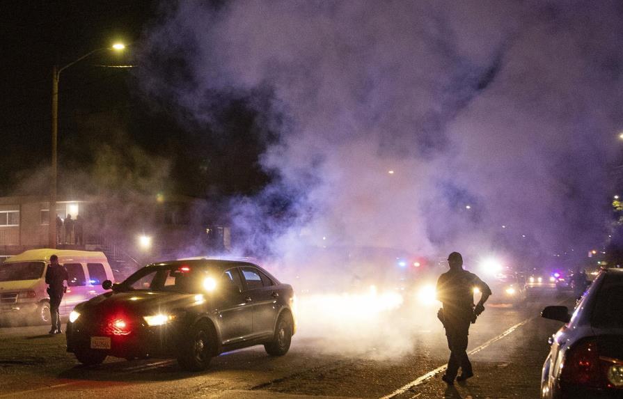 Incendios y daños en Oakland tras protesta contra la policía