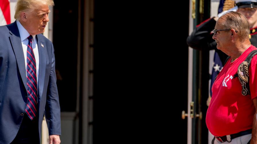 Trump recibe a veterano que hace campaña contra suicidios