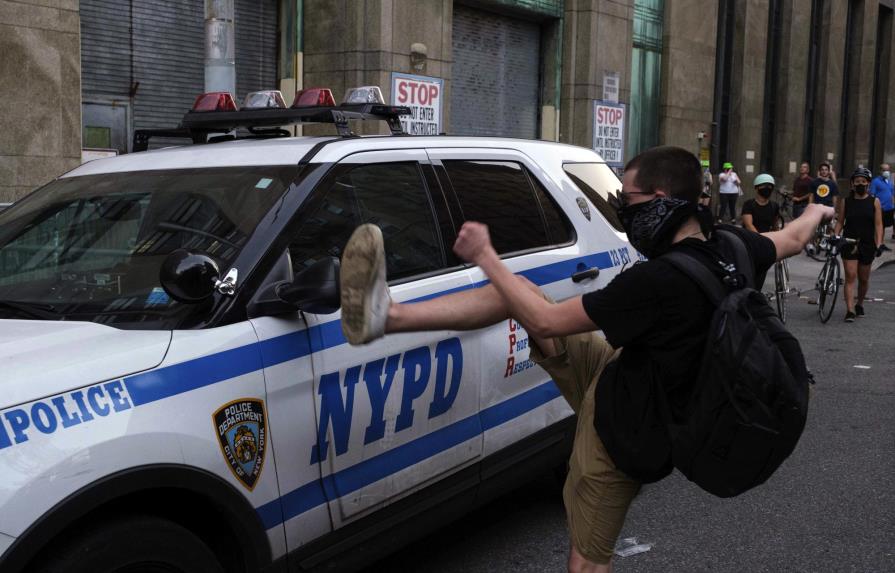 Más de 300 vehículos policiales dañados en protestas en NY