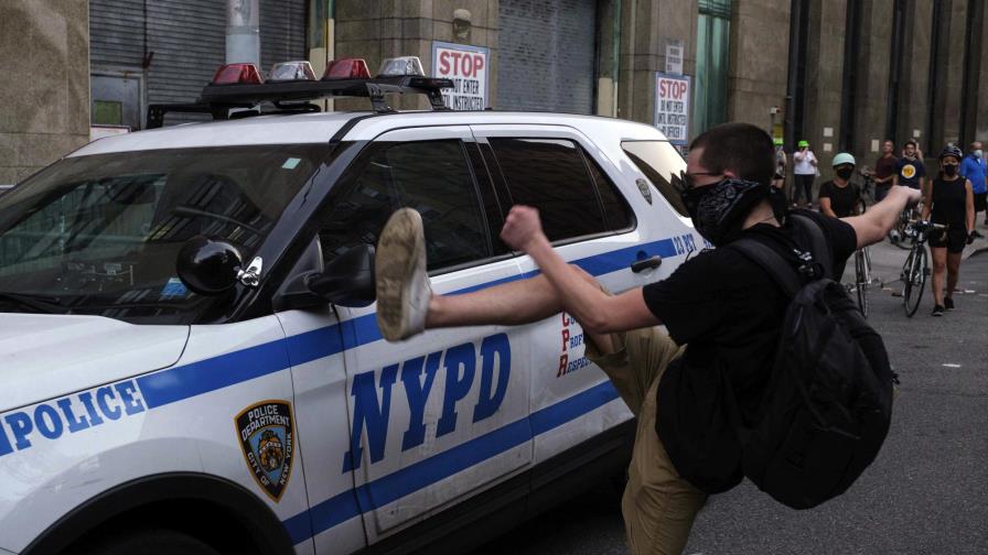 Más de 300 vehículos policiales dañados en protestas en NY