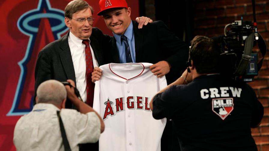 Pagan casi un millón de dólares por postalita de Mike Trout cuando debutó en ligas menores