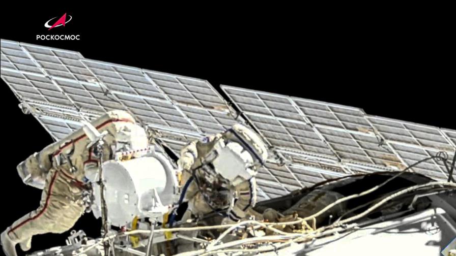 Cosmonautas rusos completan caminata espacial fuera de EEI Cosmonautas rusos completan caminata espacial fuera de EEI