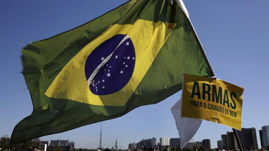Bolsonaro exhorta de nuevo a abrir la economía de Brasil