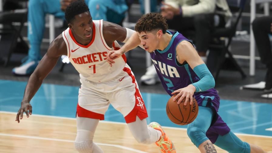 Con un sólido cuarto periodo, Hornets vence a Rockets