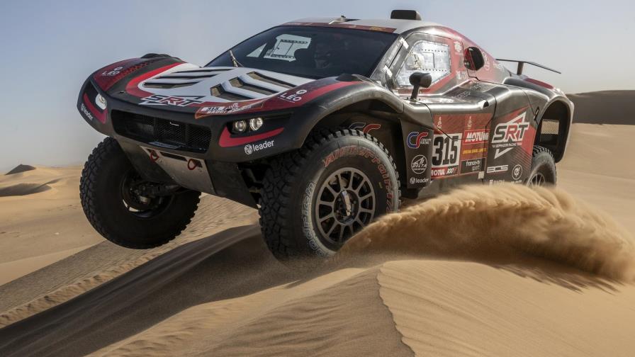 Sáinz sigue primero en Dakar, aunque cede terreno