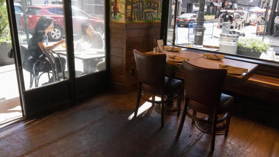 Nueva York prohíbe comer dentro de restaurantes por pandemia Nueva York prohíbe comer dentro de restaurantes por pandemia