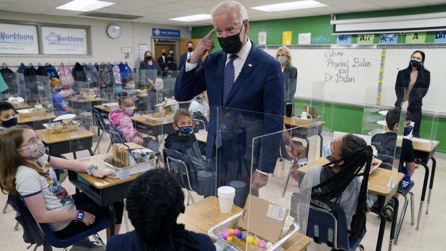 Biden cumple meta del regreso a las escuelas