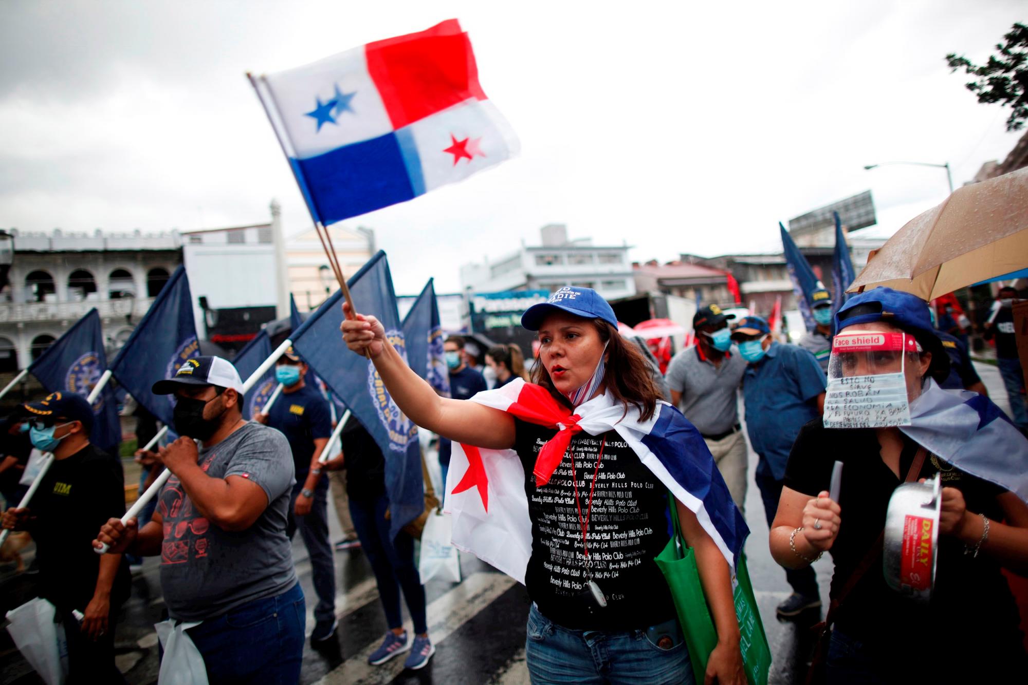 CIUDAD DE PANAMÁ. Trabajadores del Canal de Panamá se manifiestan hoy para solicitar un alza salarial digna. Grupos de trabajadores del Canal protestaron este miércoles en la capital panameña contra el alza salarial irrisoria que supuestamente pretende imponer la administración de la vía, por la que pasa el 6 % del comercio mundial. 
