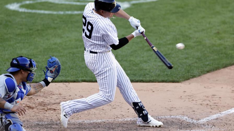 Hicks corona rally y Yanquis remontan para vencer 8-7 a Mets