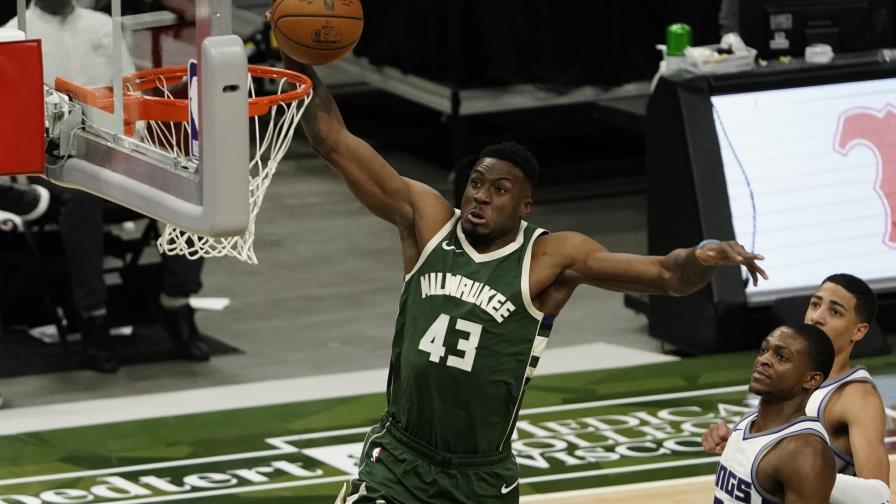 Antetokounmpo y Middleton lideran a Bucks sobre los Kings