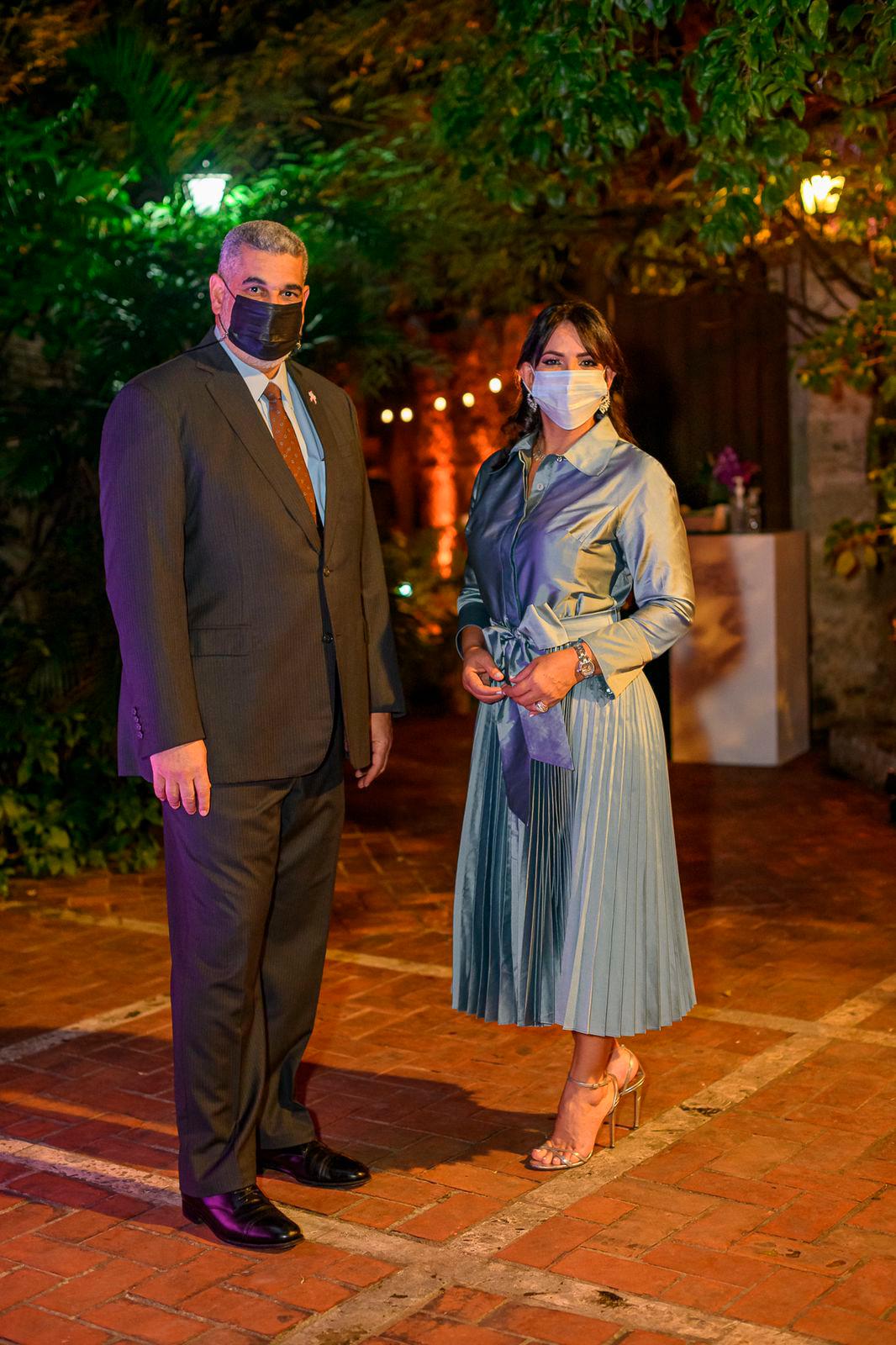 Carlos Ortega, VP de la Junta Directiva del Banco de Alimentos, y Julinna Staffeld, directora ejecutiva del Banco de Alimentos.