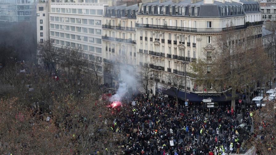 Gobierno de Francia ofrece concesiones en plan jubilatorio