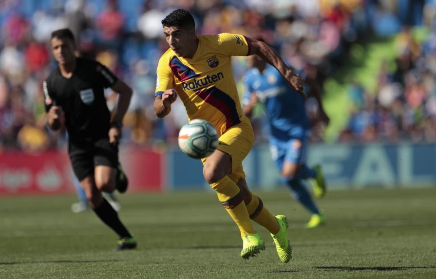 Luis Suárez y dominicano Junior Firpo marcan y Barcelona gana sin Messi en su visita al Getafe