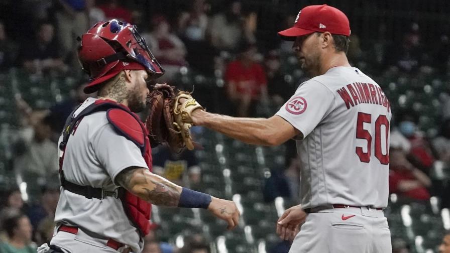 Cardenales ganan 14-4 a Cerveceros; hito Wainwright-Molina