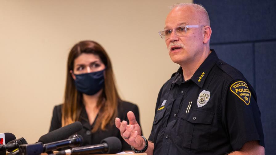 Jefe de Policía de Tucson ofrece su renuncia por muerte de hispano esposado Jefe de Policía de Tucson ofrece su renuncia por muerte de hispano esposado