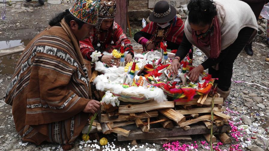 Bolivia: Ritos a la Pachamama y pedidos de salud ante COVID Bolivia: Ritos a la Pachamama y pedidos de salud ante COVID