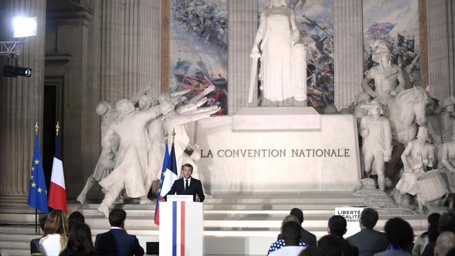 Presidente francés defiende al periódico Charlie Hebdo