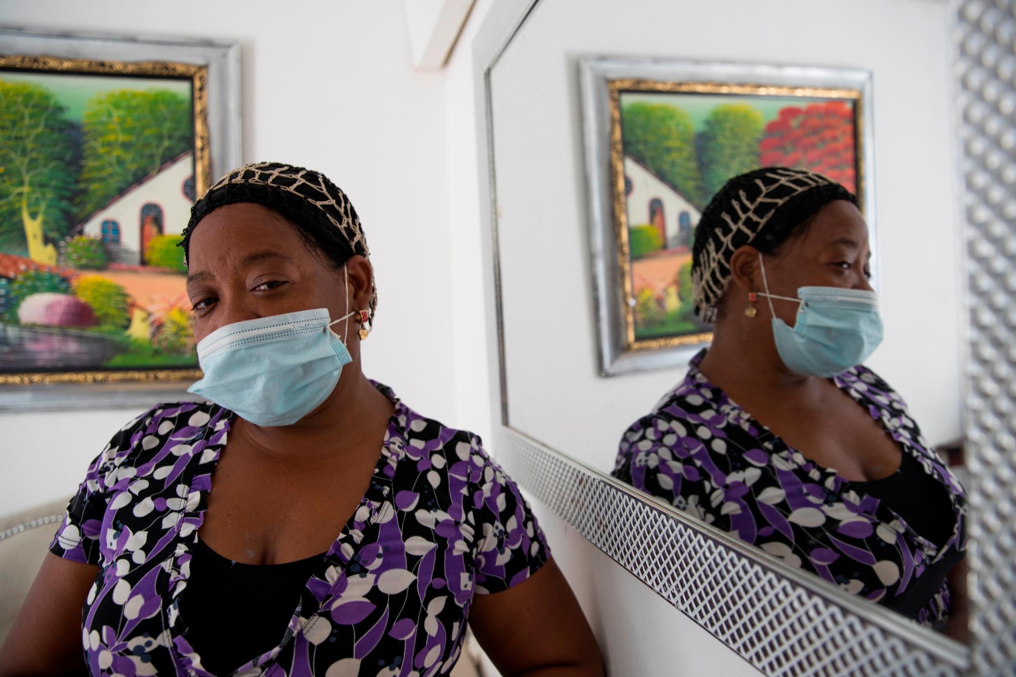 Lidia Candelaria Pacheco posa para una fotografía el 7 de septiembre de 2020, mientras habla con Efe y cuenta como perdió a su hermano Narciso, después de una ingesta de “clerén”, en Santo Domingo (República Dominicana). 