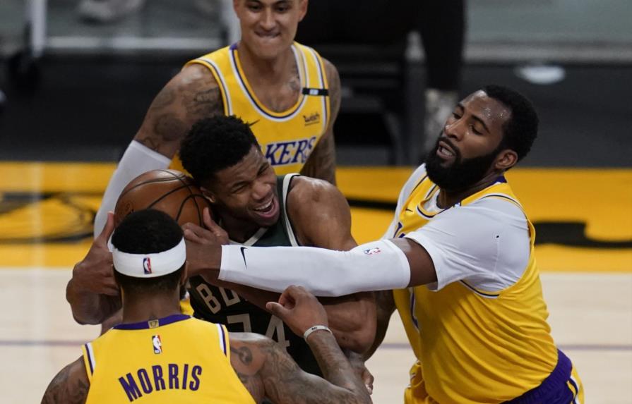 Drummond debuta con Lakers, que caen ante Bucks