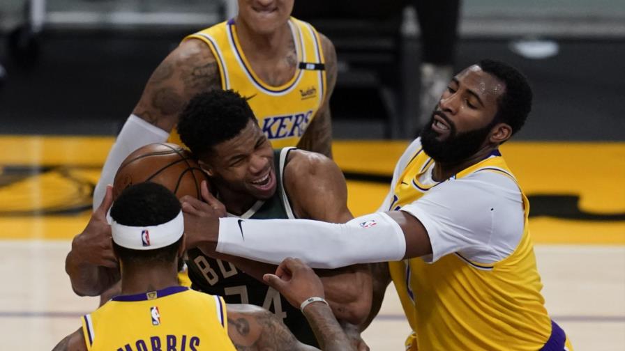 Drummond debuta con Lakers, que caen ante Bucks