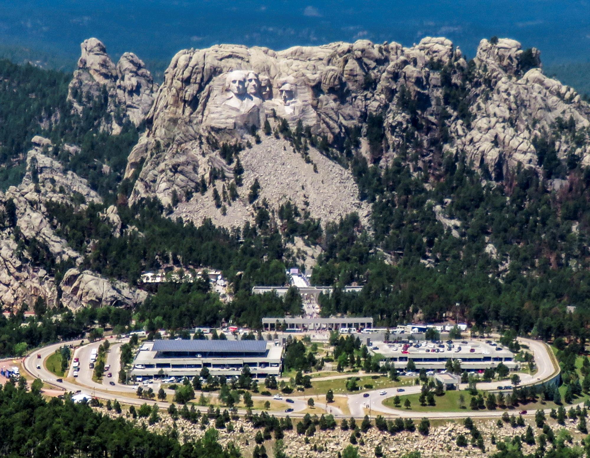 Una vista aérea del monumento en el Monte Rushmore captada desde un helicóptero antes de la visita del presidente Donald Trump, en el marco de la conmemoración de la independencia de los Estados Unidos (EFE/EPA/TANNEN MAURY)