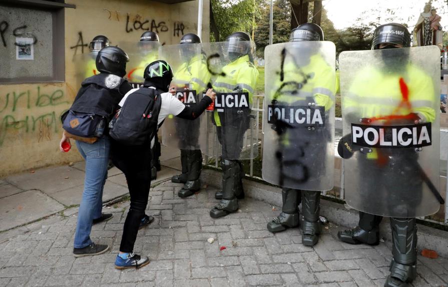 Los veo y siento miedo, jóvenes repelen policías tras violentos excesos en Bogotá 