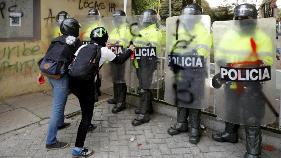 Los veo y siento miedo, jóvenes repelen policías tras violentos excesos en Bogotá 